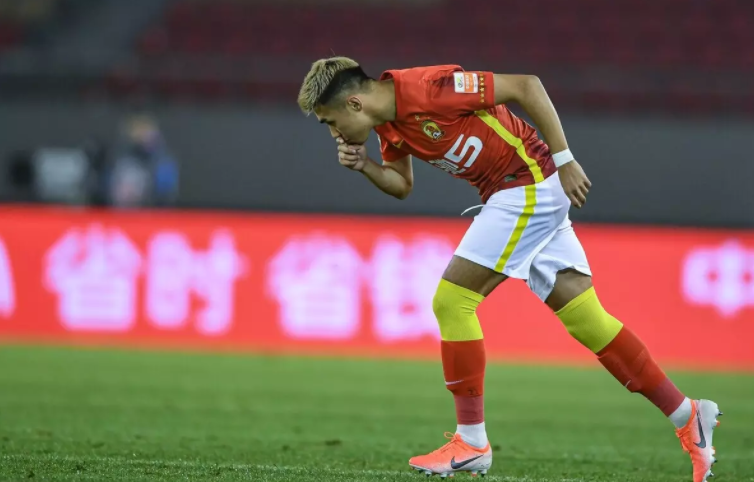 开云棋牌官网上海海港迎来里程碑备战中超广州队今夜临场应变，风云突变达拉斯独行侠冲刺阶段止住颓势瞬间刷屏的简单介绍